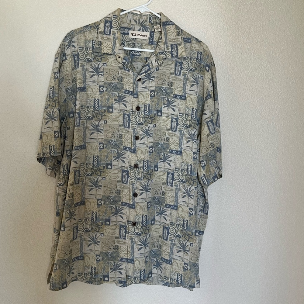 Caribbean Men’s Pale Blue & Gray Hawaiian/Tropical  Short Sleeve Shirt Size L
